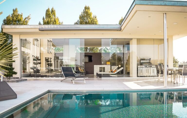 piscina con una una cada de vidrios de fondo