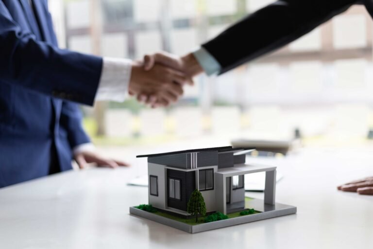 personas agarrándose la mano en muestra de cerrar un contrato